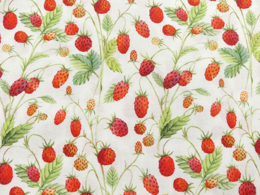 Patchworkstoff mit herrlichen Walderdbeeren auf weißem Hintergung von In the Beginning Fabrics Nahansicht